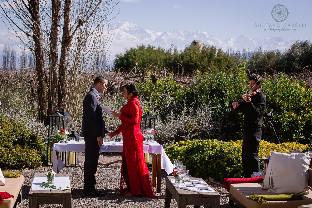 casamiento en el hotel cavas wine lodge, una ceremonia de boda emotiva y con un paisaje de montana unico.