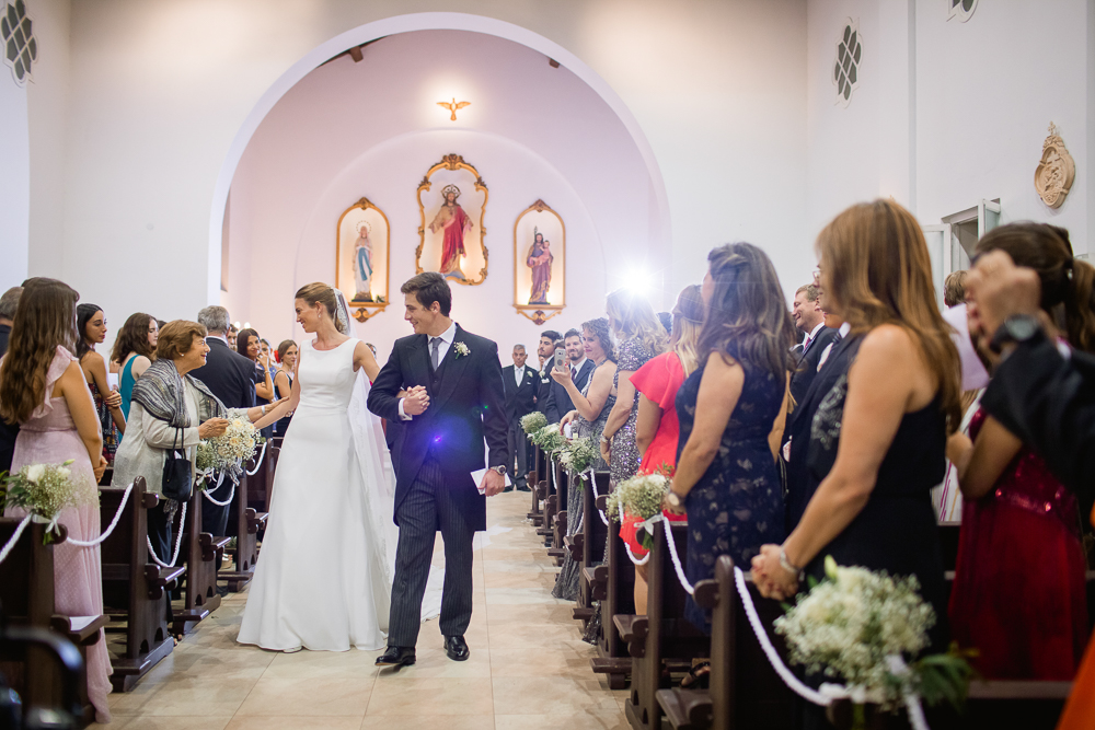 casamiento en la parroquia  sagrado corazon de jesus, en mendoza, fotos espontaneas de boda, salon con espacios verdes, mendoza wedding, casamento em mendoza
