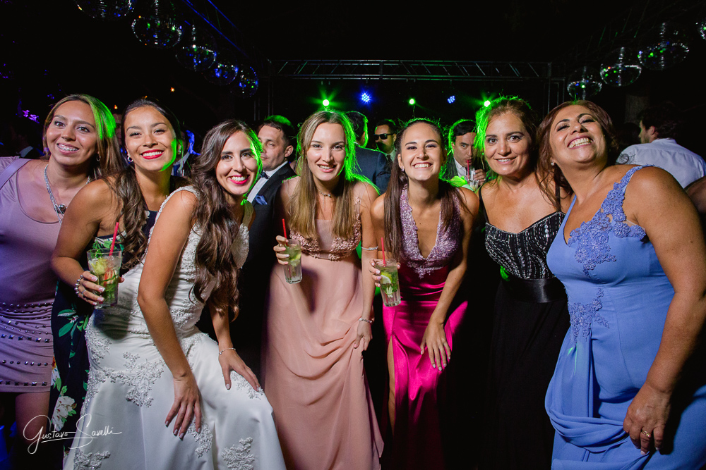 casamiento en terra oliva, fotos espontaneas, naturales y divertidas de la fiesta de boda de leo y carlita 