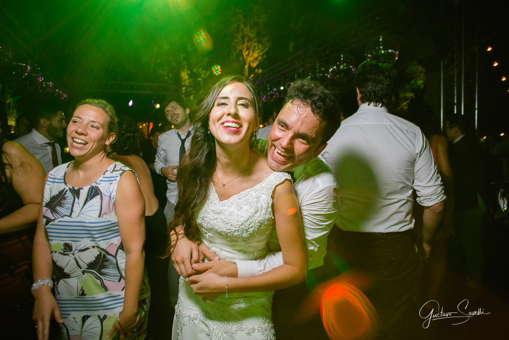 casamiento en terra oliva, fotos espontaneas, naturales y divertidas de la boda de leo y carlita , la banda lluvia de papas tocando en la fiesta