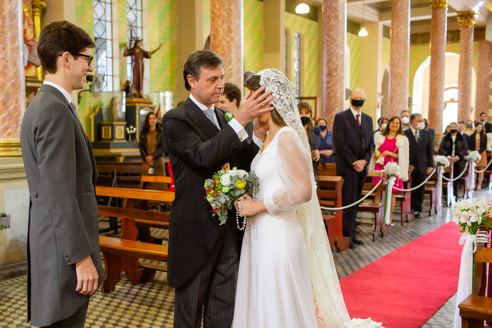 padre entrega a la novia en el altar, fotografo de bodas en mendoza en la catedral loreto