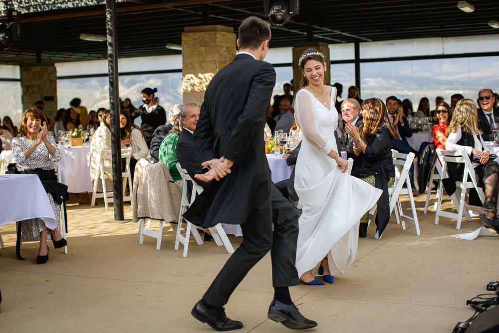 novios bailan musica autoctonas en su fiesta de casamiento