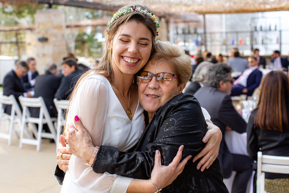 novia abraza a su abuela en su fiesta de boda