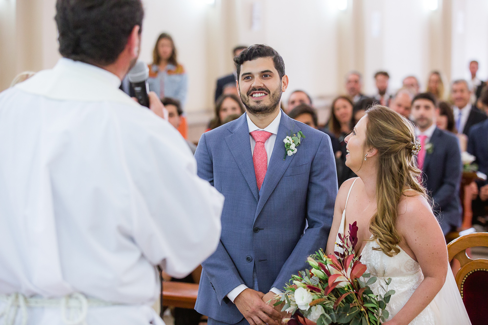 novia mira a novio en el altar en su casamiento
