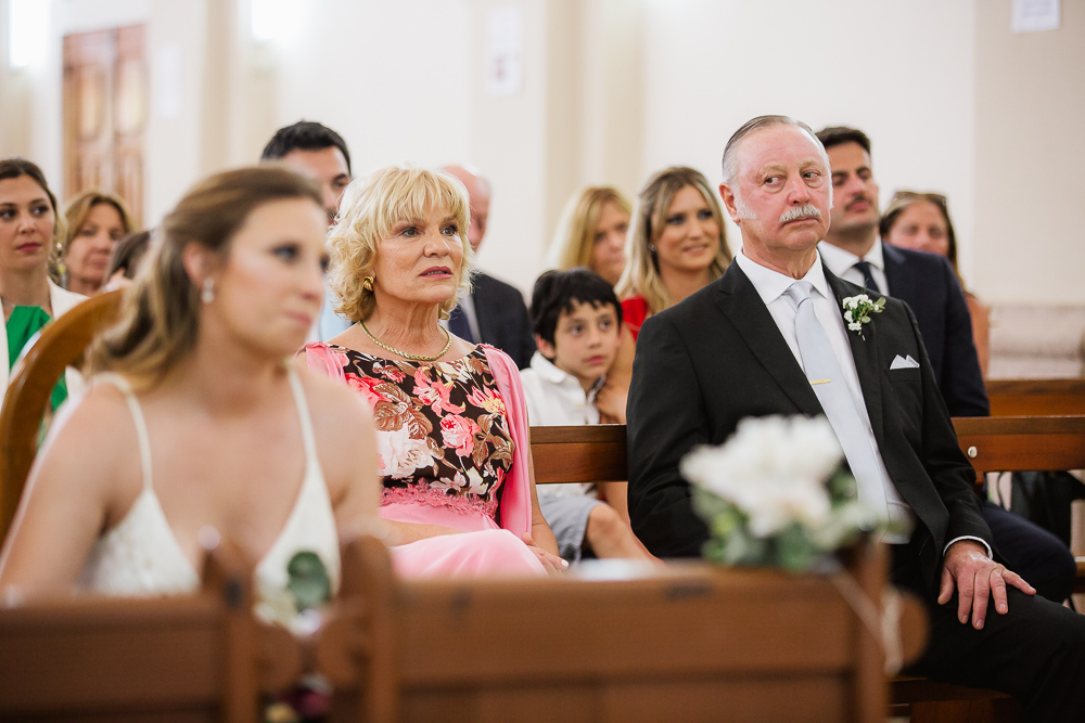 papa mirando a la novia en su boda