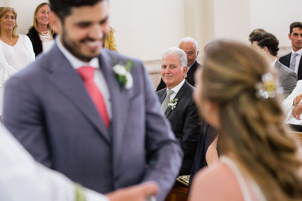 papa mira al novio en su casamiento