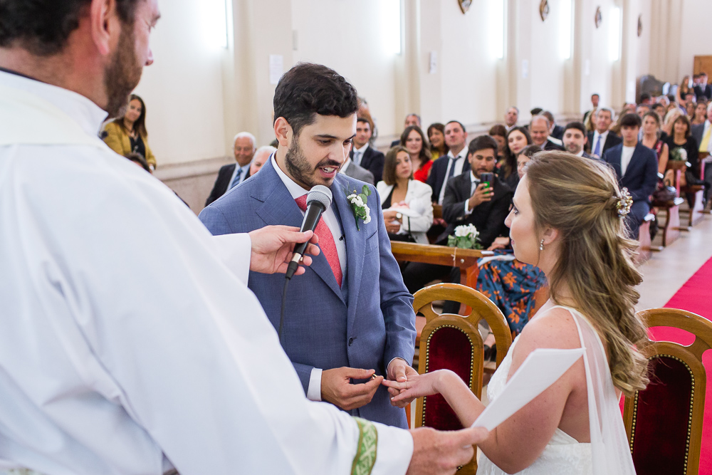 novio le pone el anillo a su novia en la ceremonia de su boda