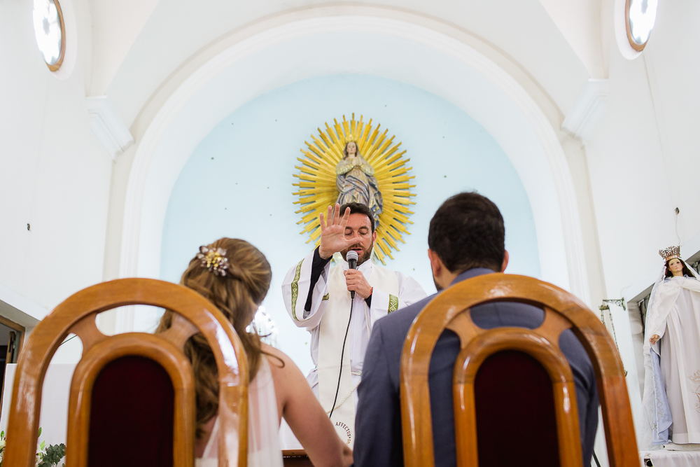 padre bendice a los novios en el altar de lulunta