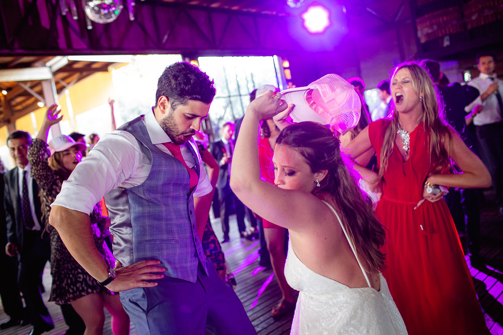 fiesta en el casamiento de la finquita los novios bailan