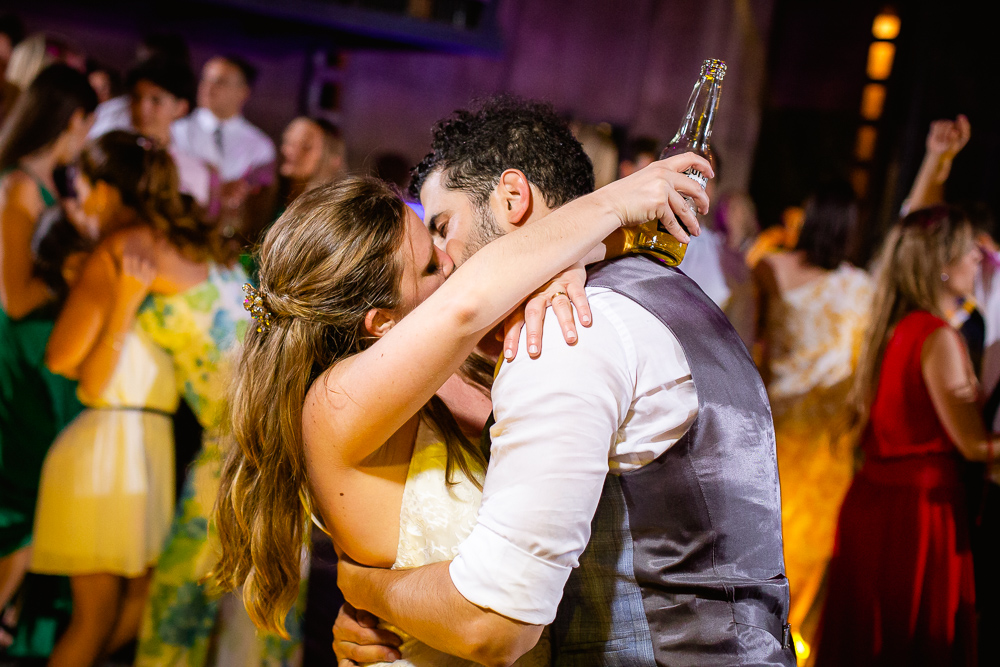 novios se besan en la fiesta de casamiento