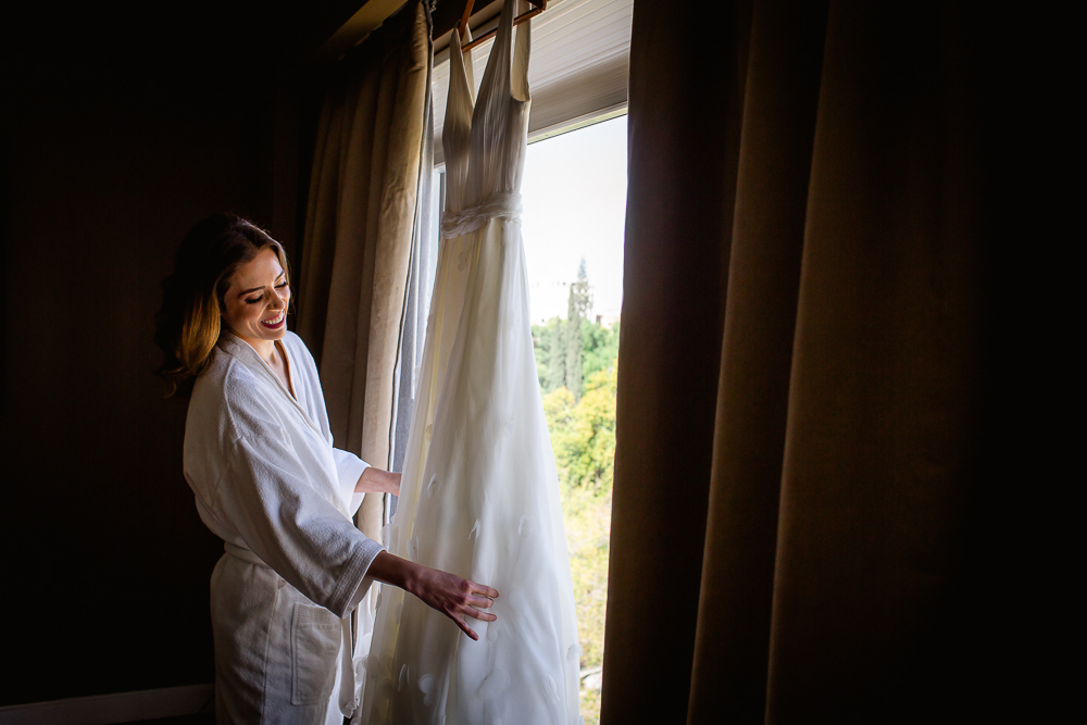 noiva olha seu vestido de noiva no hotel park hyatt em mendoza