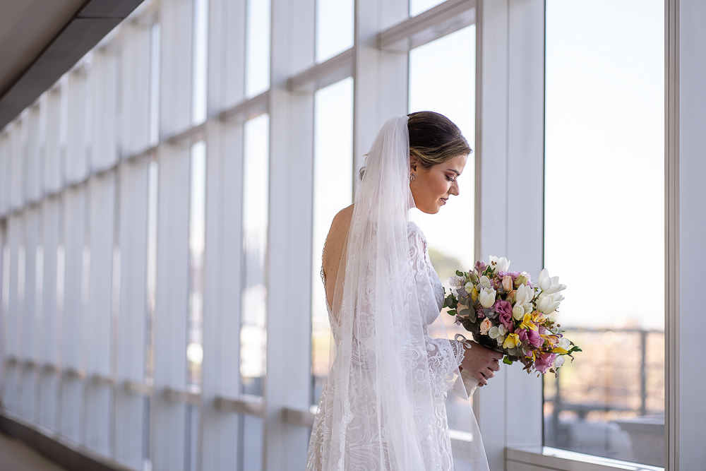 noiva com seu vestido de noiva antes da cerimônia de casamento em mendoza