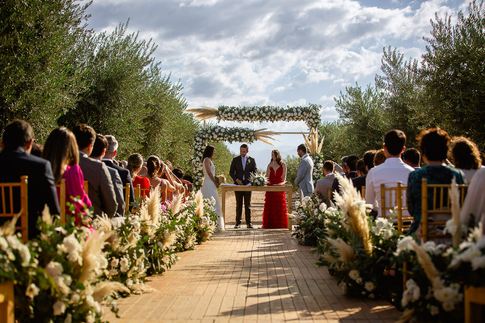 cerimônia de casamento diurna entre os vinhedos na vinícola vistalba em mendoza