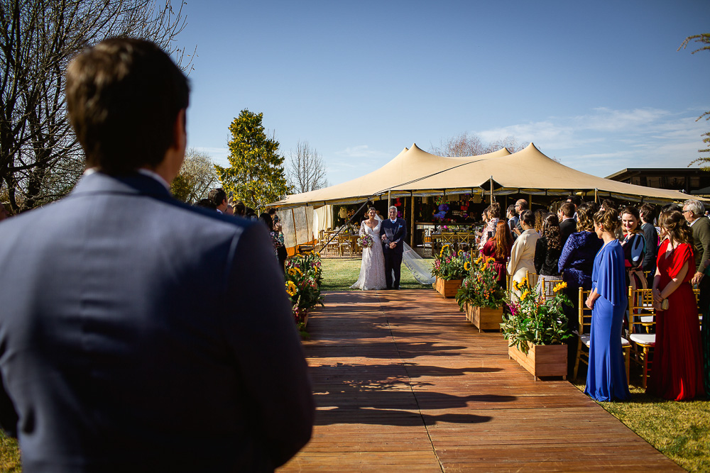 entrada da noiva com o pai para a cerimônia de casamento na vinícola susana balbo em mendoza