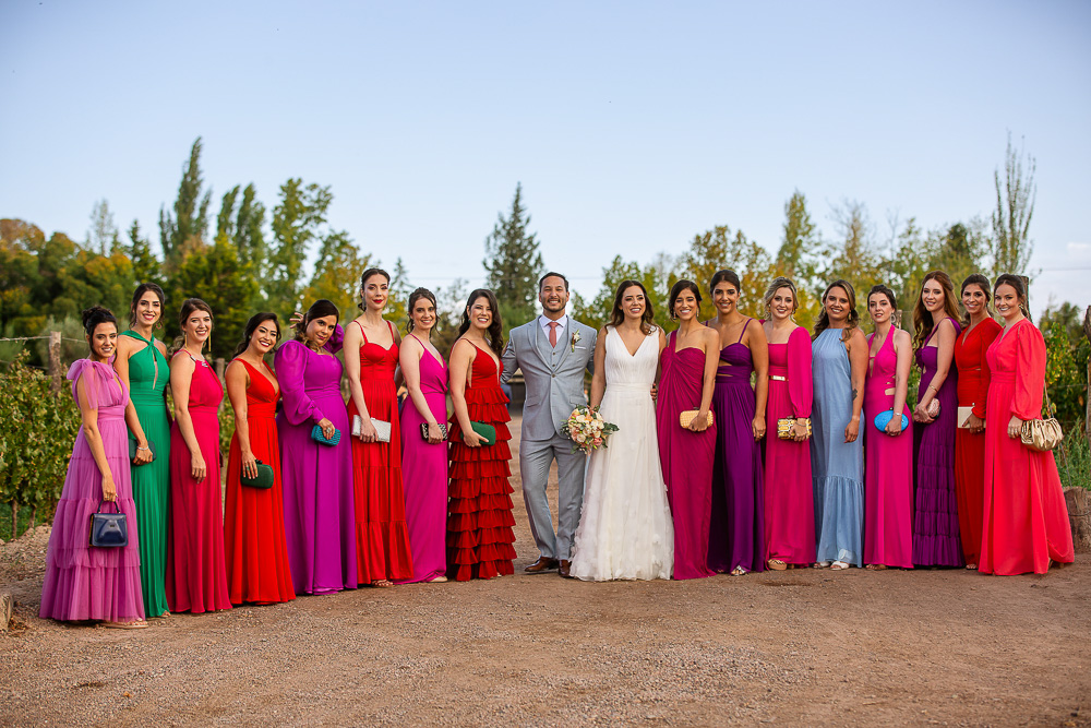 madrinhas posam para foto com os noivos na vinícola vistalba em mendoza