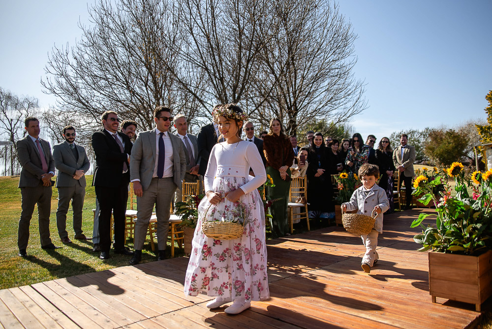 sobrinhos trazem alianças em cerimônia de casamento na vinícola susana balbo em mendoza