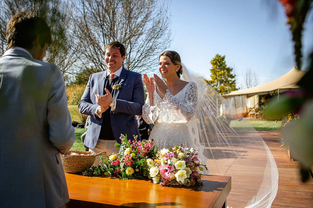 noivos em cerimônia de casamento na vinícola susana balbo em mendoza