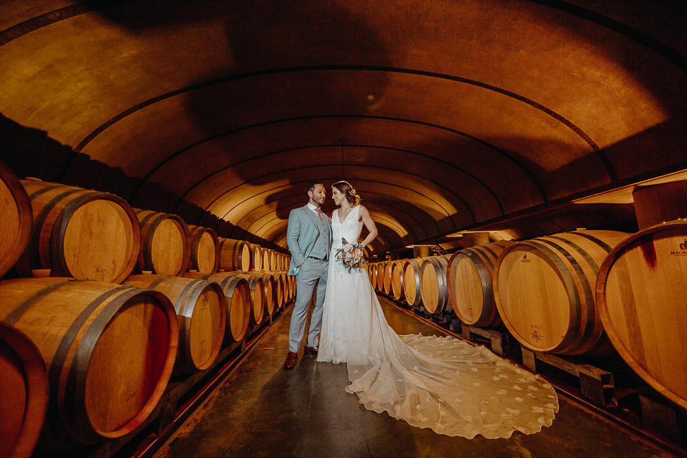 sessão de fotos dos noivos em seu casamento na vinícola vistalba em mendoza
