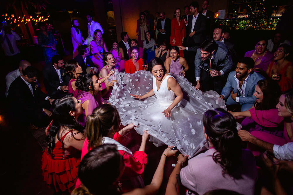 madrinhas pegam o vestido da noiva na festa de casamento na vinícola vistalba em mendoza argentina