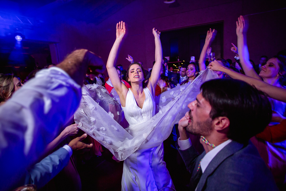 madrinhas pegam o vestido da noiva na festa de casamento na vinícola vistalba em mendoza argentina