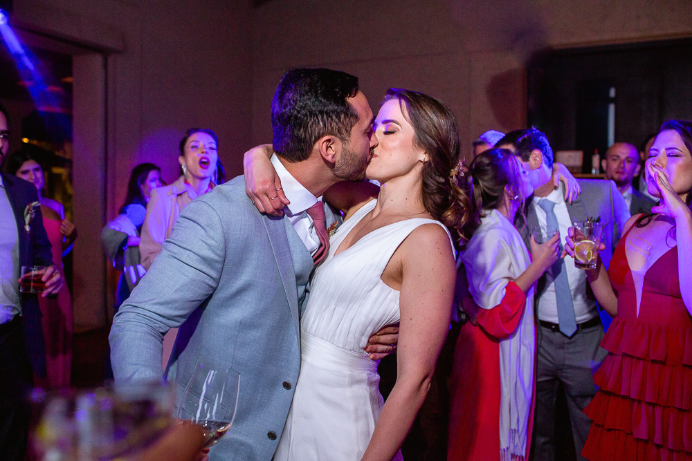 noivos se beijam no final de sua festa de casamento na vinícola vistalba em mendoza argentina