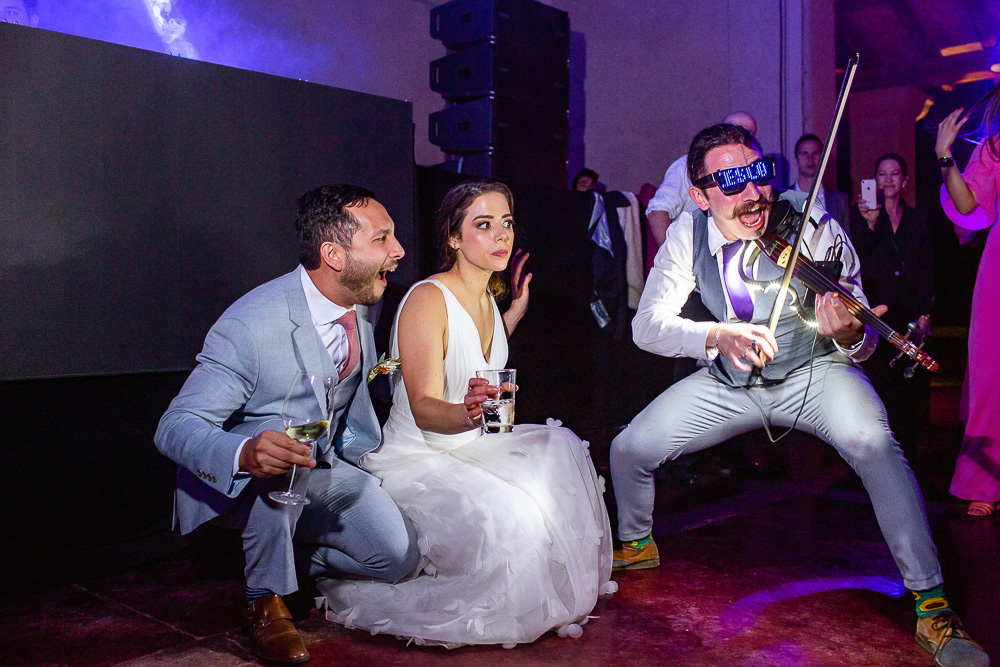 o violinista ccesco fran Delgado toca seu show de violino na festa de casamento na vinícola vistalba em mendoza argentina