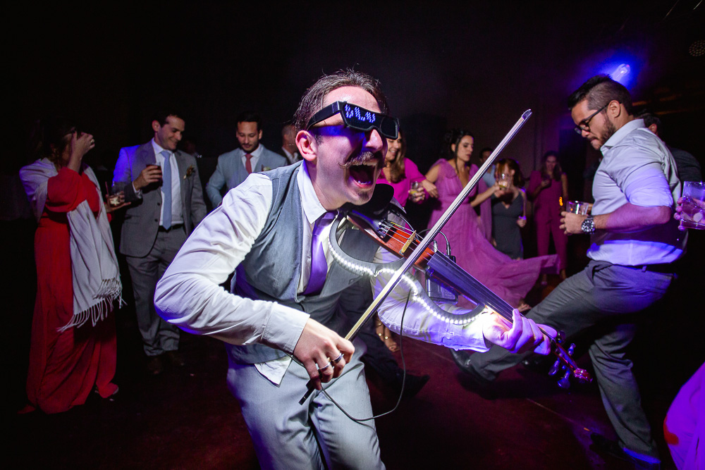 o violinista ccesco fran Delgado toca seu show de violino na festa de casamento na vinícola vistalba em mendoza argentina