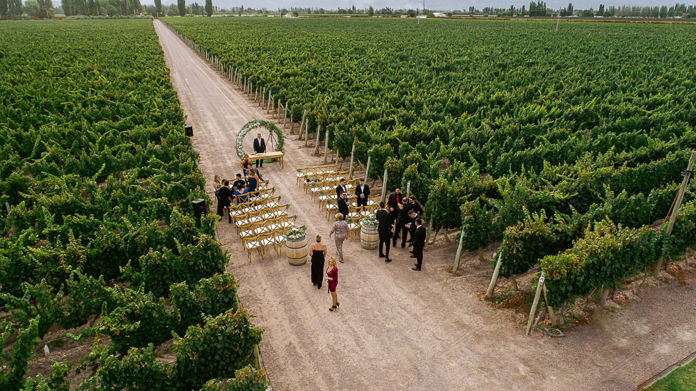cerimônia ao ar livre entre vinhedos em vinícola para se casar em mendoza
