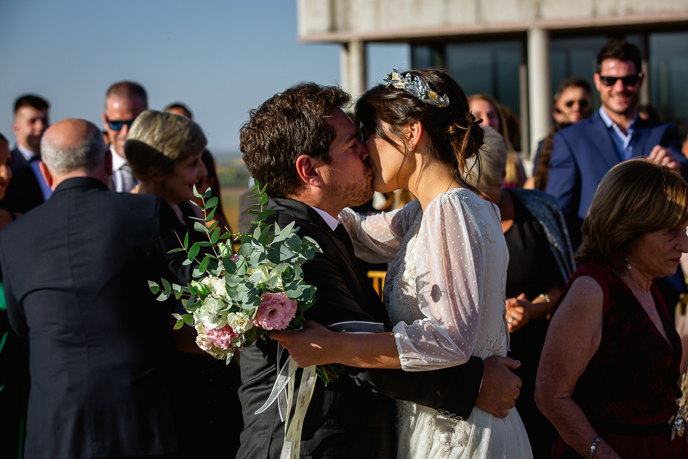 noivo beija sua noiva em seu casamento na vinícola monteviejo de mendoza