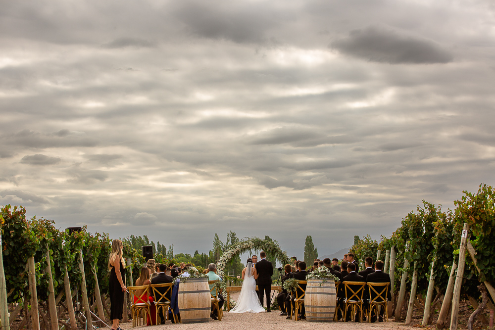 cerimônia de casamento entre vinhedos em adega belasco de baquedano em mendoza
