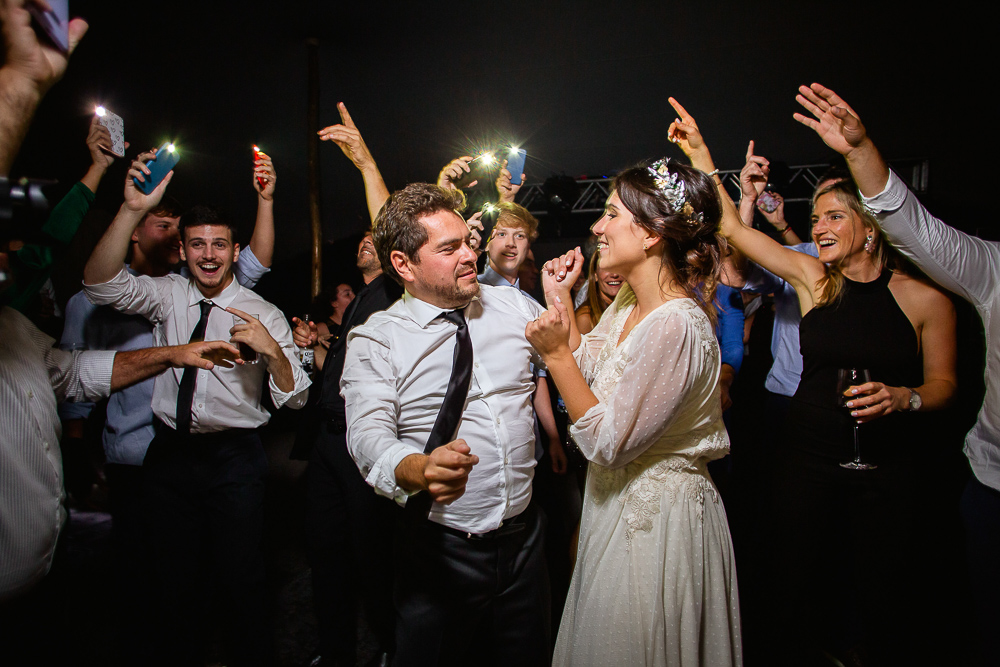 noivos se divertem na festa de casamento na vinicola monteviejo de mendoza